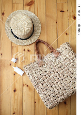 カンカン帽とカゴバッグと日焼け止め乳液　紫外線対策 11036131