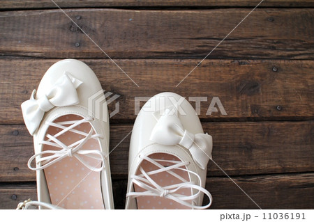 子供用の白いリボンパンプス　セレモニーシューズ 11036191