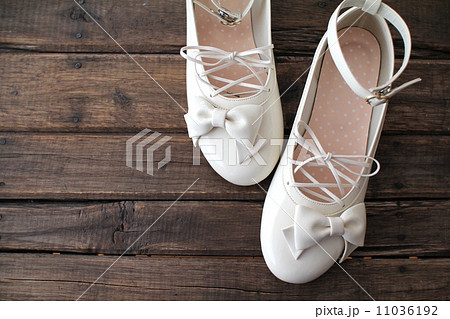 子供用の白いリボンパンプス　セレモニーシューズ 11036192