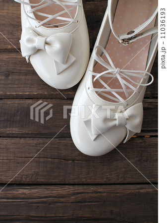 子供用の白いリボンパンプス　セレモニーシューズ 11036193