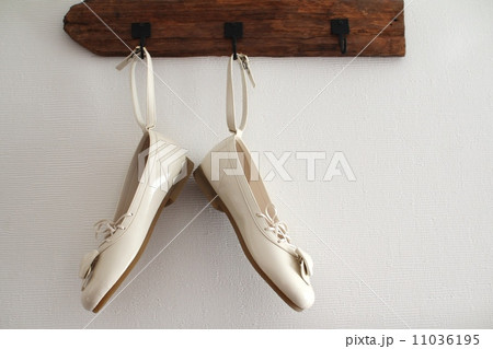 子供用の白いリボンパンプス　セレモニーシューズ 11036195