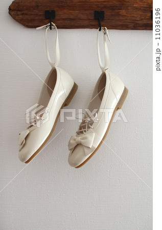 子供用の白いリボンパンプス　セレモニーシューズ 11036196