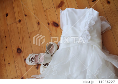 白のドレスとエナメルの靴 キッズフォーマルドレス 白のドレスとエナメルの靴 キッズフォーマルドレス 11036227