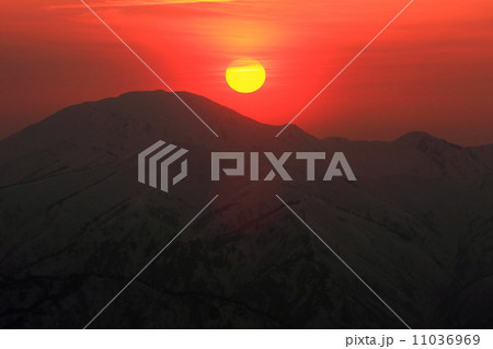 会津駒ヶ岳から見る越後三山・中ノ岳への日没 11036969