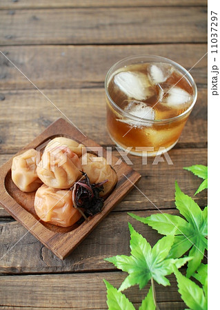 水分補給と塩分補給　蜂蜜漬けの梅干しと麦茶 11037297