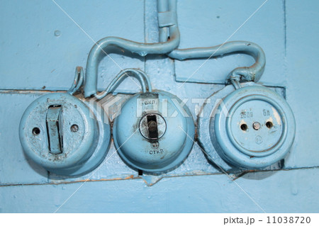 Old wall outlet and switch 11038720