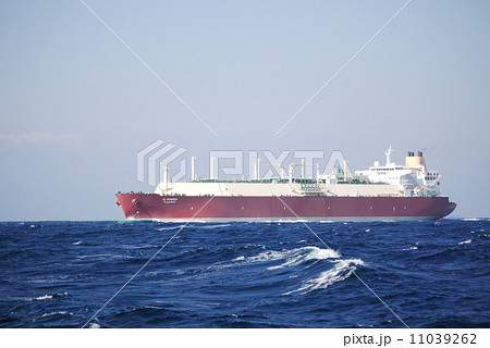 東京湾を行く天然ガス運搬船 11039262