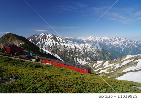 唐松岳頂上山荘と五竜岳〜立山〜剱岳 唐松岳頂上山荘と五竜岳〜立山〜剱岳 11039925