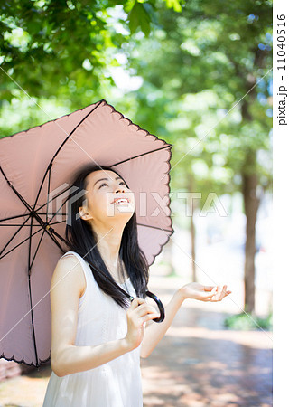 傘をさす女性 傘をさす女性 11040516