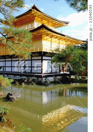 金閣寺（後ろ太陽光の反射） 11040595