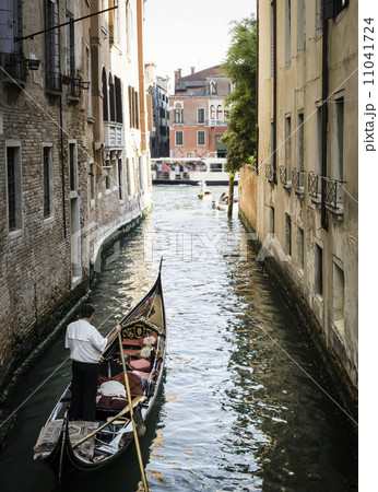 Man on a boat in Venice 11041724
