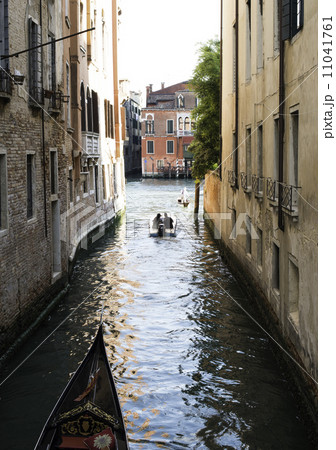 Man on a boat in Venice 11041761