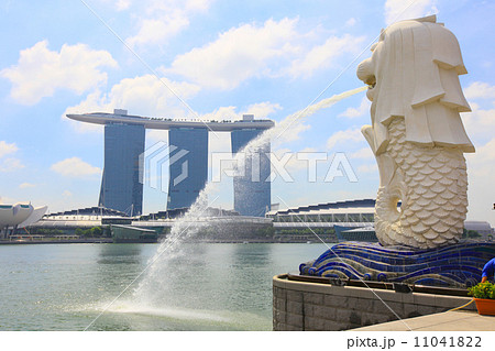 マーライオンと高層ホテル 11041822