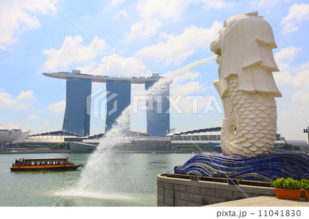マーライオンと観光船と高層ホテル マーライオンと観光船と高層ホテル 11041830