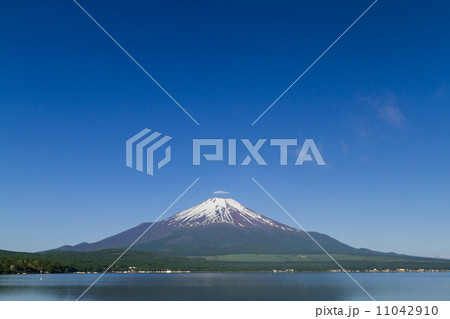 山中湖から小さな笠雲と富士山 山中湖から小さな笠雲と富士山 11042910