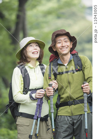 ハイキングをする50代の夫婦 11043005