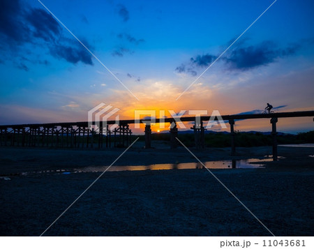 流れ橋夕景 11043681