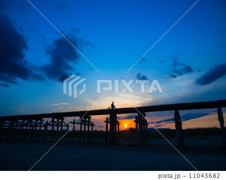 流れ橋夕景 11043682
