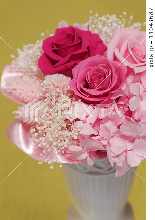 バラのプリザーブドフラワー　金背景　縦 11043687