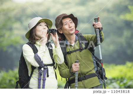 ハイキングをする50代の夫婦 11043818