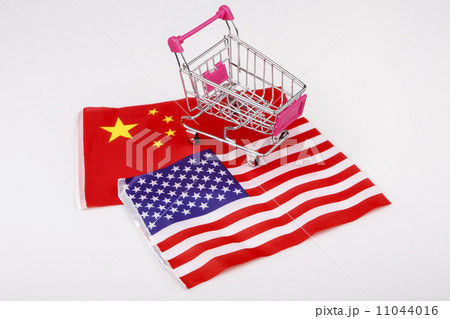 Shopping cart with USA and China flag Shopping cart with USA and China flag 11044016