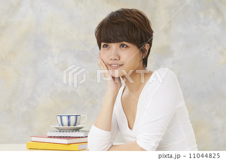 頬杖をつく若い女性 11044825