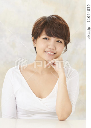 頬杖をつく若い女性 頬杖をつく若い女性 11044839