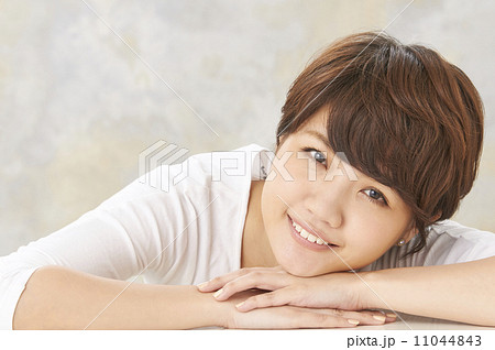 腕枕をする若い女性の写真素材