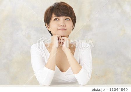 頬杖をつく若い女性 頬杖をつく若い女性 11044849