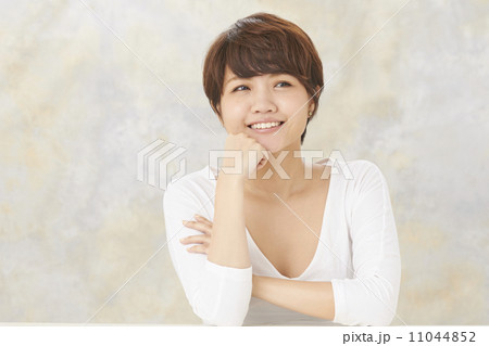 頬杖をつく若い女性 頬杖をつく若い女性 11044852