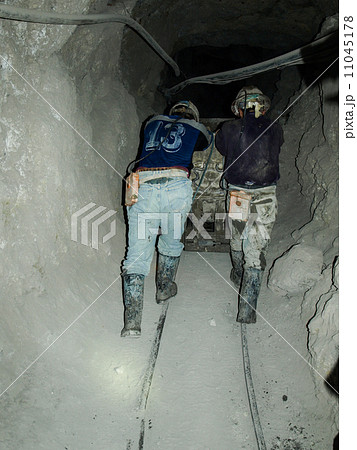 Hard work in silver mines 11045178