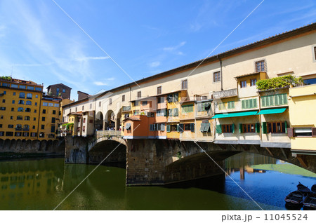 イタリア　フィレンツェ歴史地区　ヴェッキオ橋 11045524