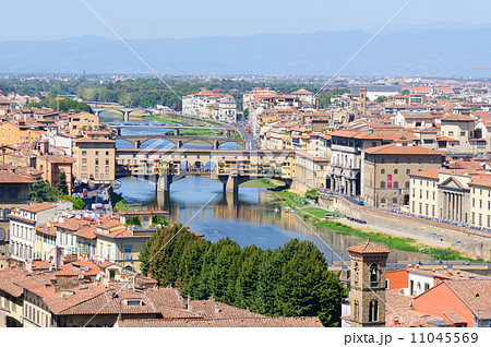 イタリア　フィレンツェ歴史地区　ヴェッキオ橋とアルノ川 11045569