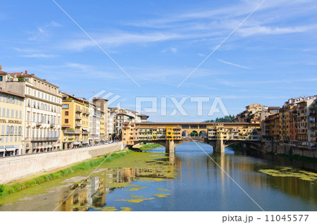 イタリア フィレンツェ歴史地区 ヴェッキオ橋とアルノ川の写真素材