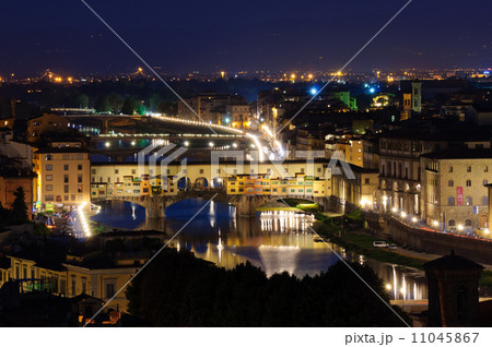 イタリア 夕暮れ時のフィレンツェ歴史地区 ヴェッキオ橋 イタリア 夕暮れ時のフィレンツェ歴史地区 ヴェッキオ橋 11045867