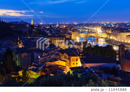 イタリア 夕暮れ時のフィレンツェ歴史地区 イタリア 夕暮れ時のフィレンツェ歴史地区 11045886
