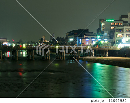 三条大橋と鴨川の夜景 11045982