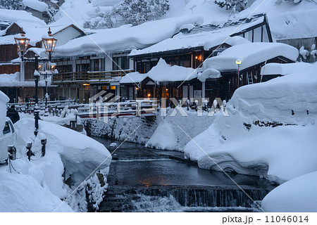 冬の銀山温泉 11046014