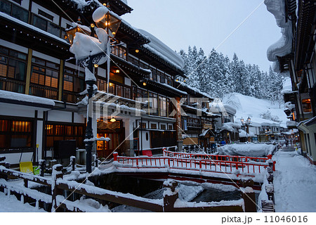 冬の銀山温泉 11046016