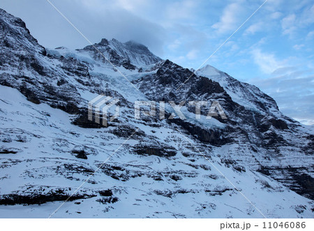 ベルナー・オーバーランドの冬山 ベルナー・オーバーランドの冬山 11046086