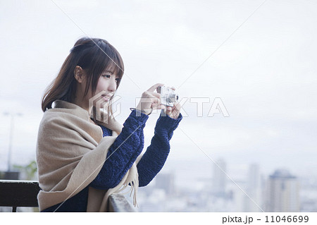 展望台から神戸の景色の写真を撮る笑顔の女性 11046699