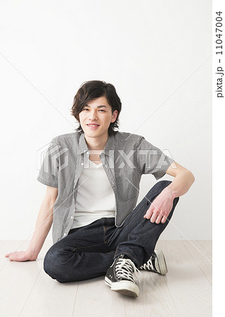 若い男性 若い男性 11047004