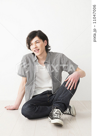 若い男性 若い男性 11047006