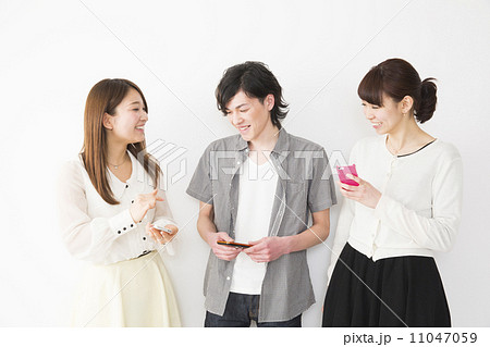 スマホを持つ若者3人 11047059