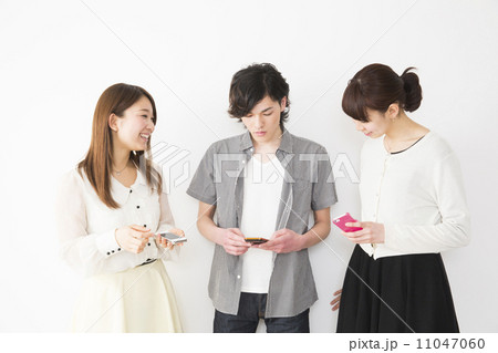 スマホを持つ若者3人 スマホを持つ若者3人 11047060