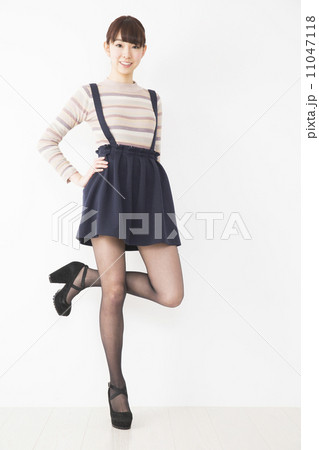 若い女性 11047118