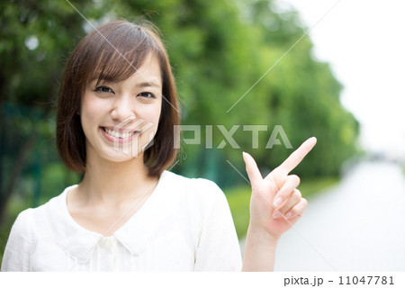 指差す女性 11047781