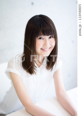 笑顔の女性 11048805