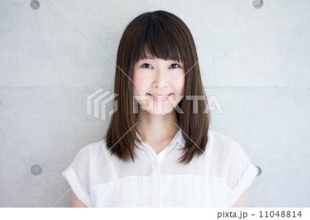 笑顔の女性 笑顔の女性 11048814