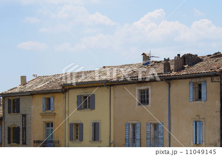 フランス、プロヴァンス地方の風景 11049145